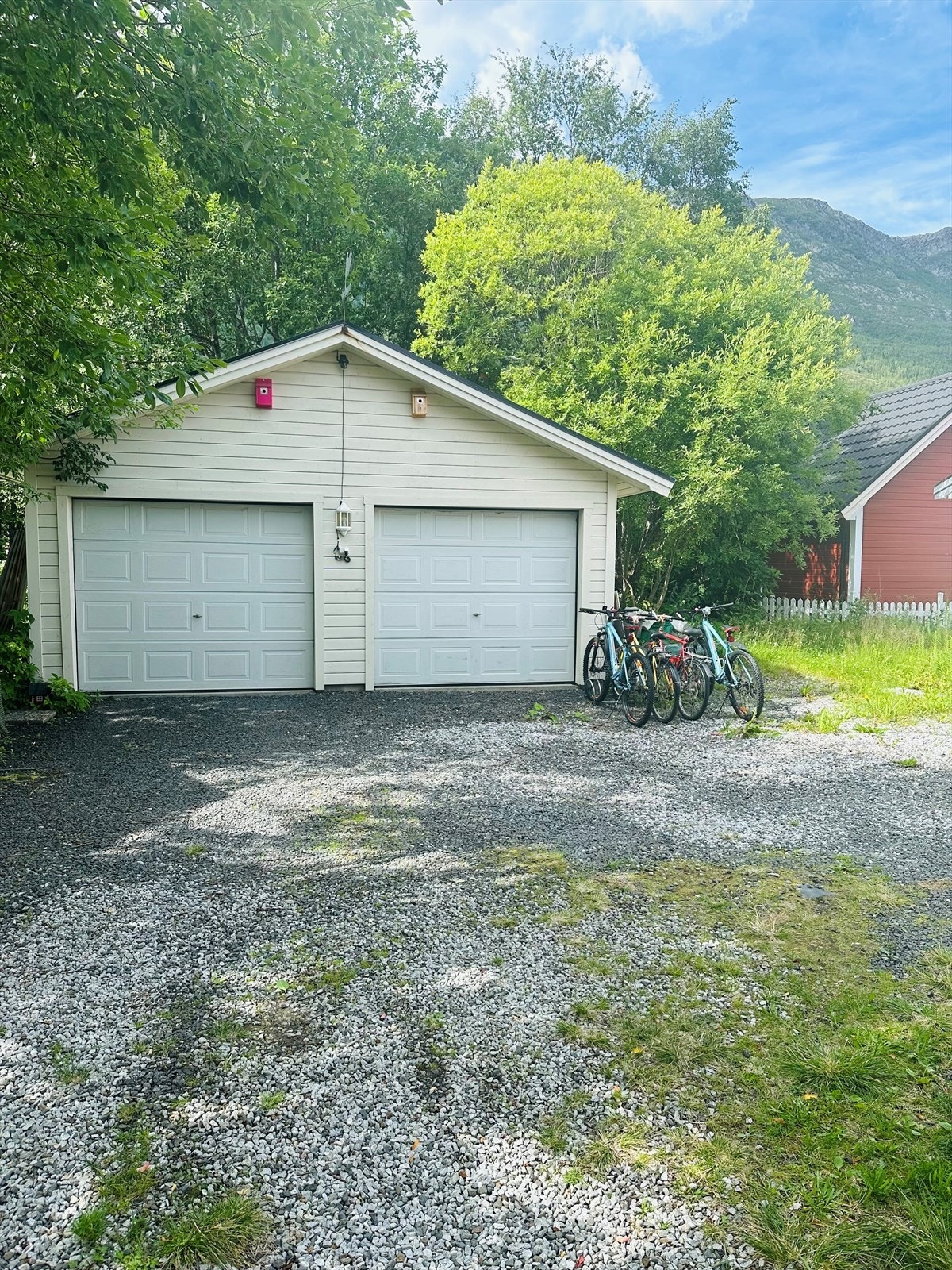 I bakgården har du en romslig dobbel garasje på 38 m² fra 2016. Innmontert leddport med portåpner, inngangsdør og 4 vinduer med to- lags glass. Galleribilde