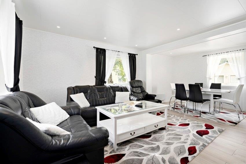 Velkommen inn! Stuen har vinduer fordelt på 3 sider som skaper en lys og fin atmosfære. I 2017 ble himlingen byttet og det ble montert spotter. Galleribilde