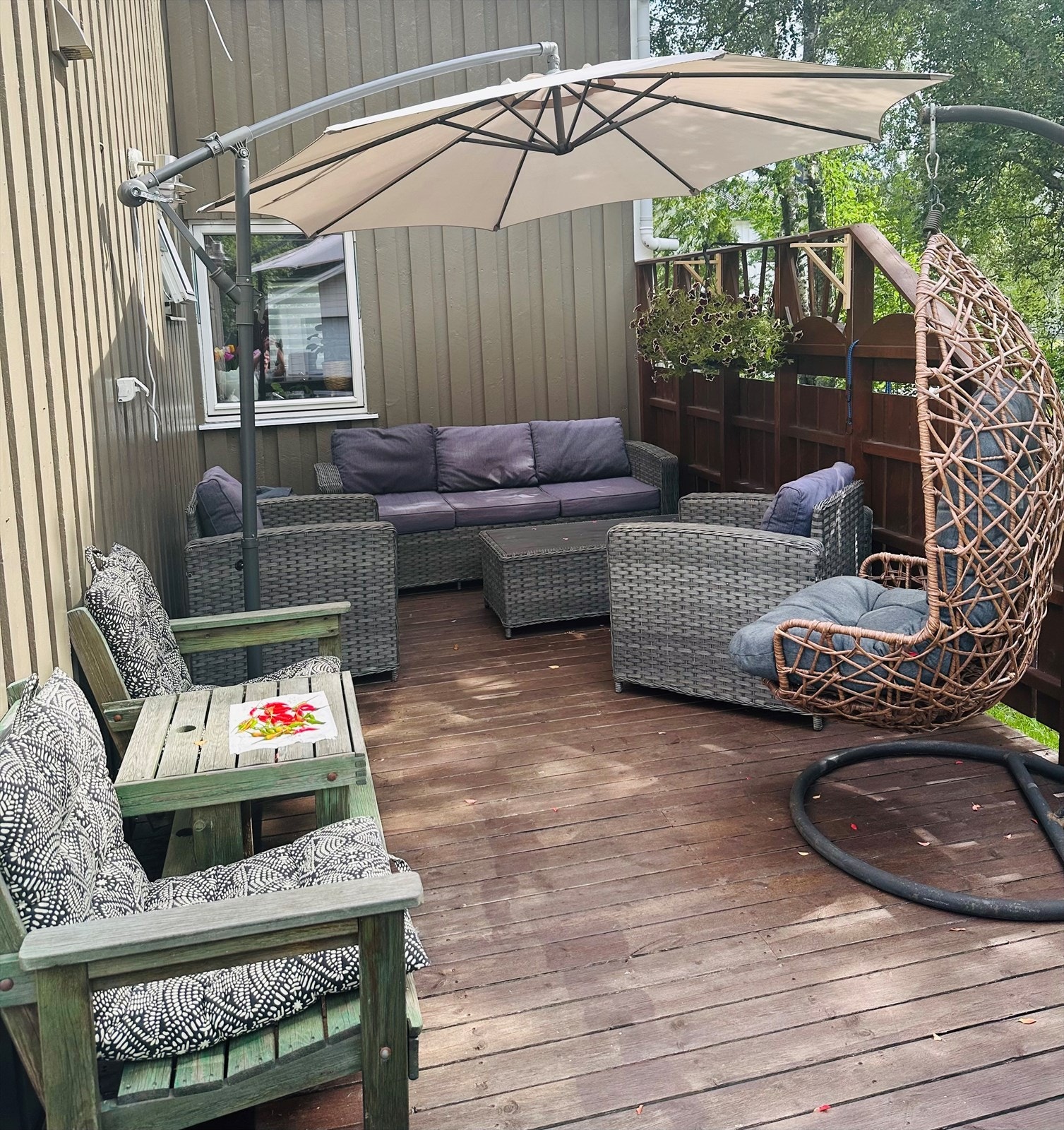 Koselig terrasse på ca. 20 m². Her har du plass til å skape din egen lille oase. Galleribilde