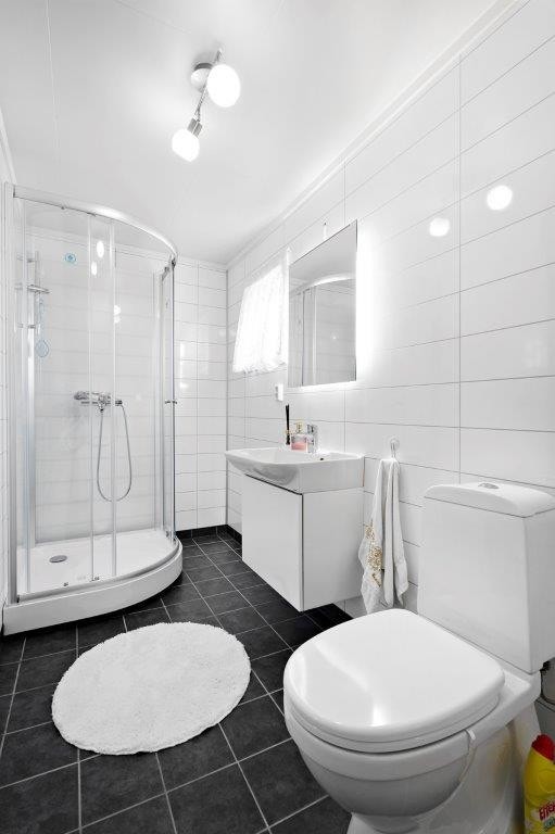 Fint og tidløst bad som ble utvidet og oppusset i 2017. Det ble montert nye overflater og ny innredning. Flislagt gulv med varmekabler. Galleribilde