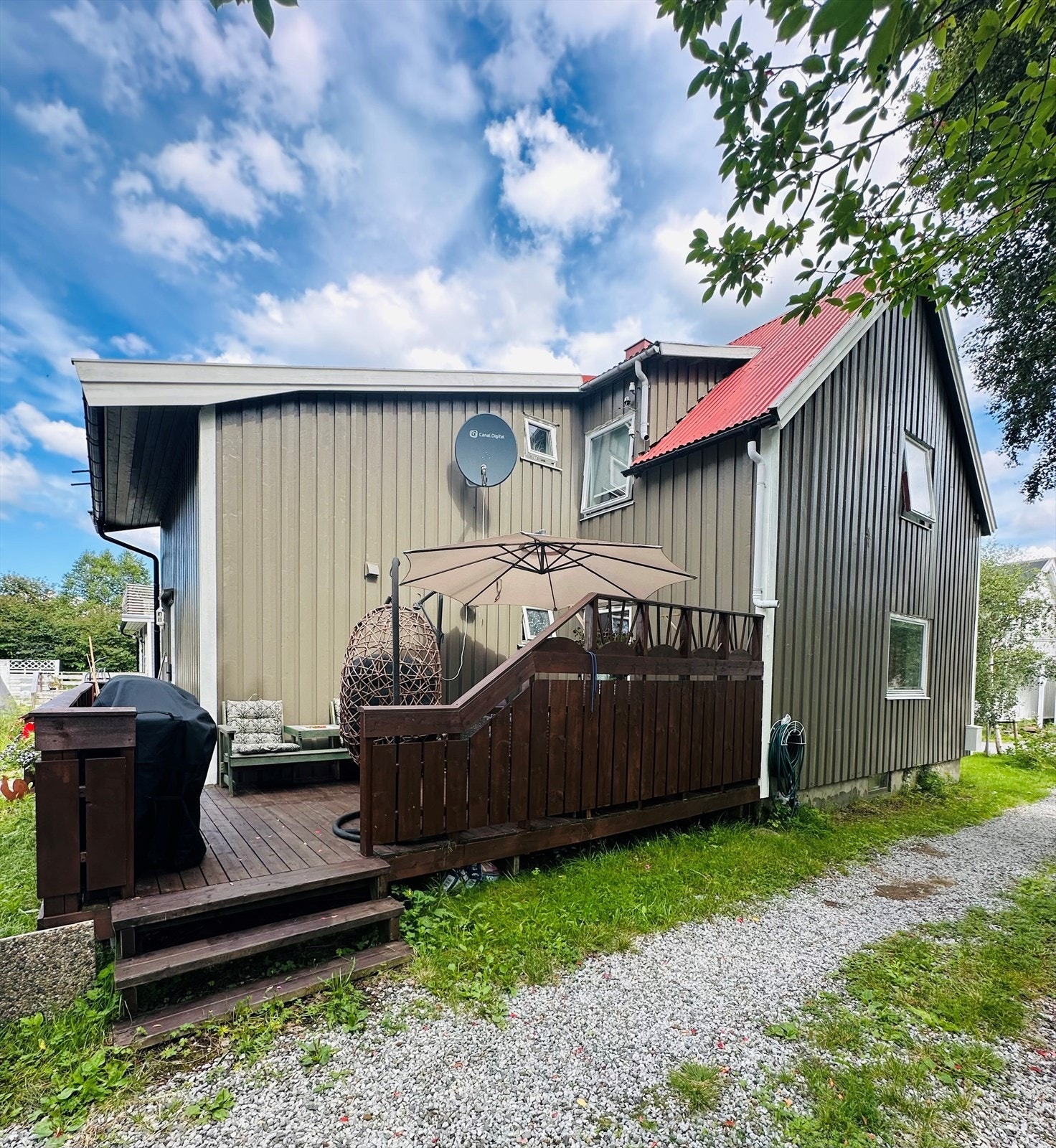 Eneboligen ligger ca. 400 meter sørøst for Mosjøen sentrum, så her har du kort avstand til byens fasiliteter - samt Mosjøen barneskole og Mosjøen videregående skole. Galleribilde