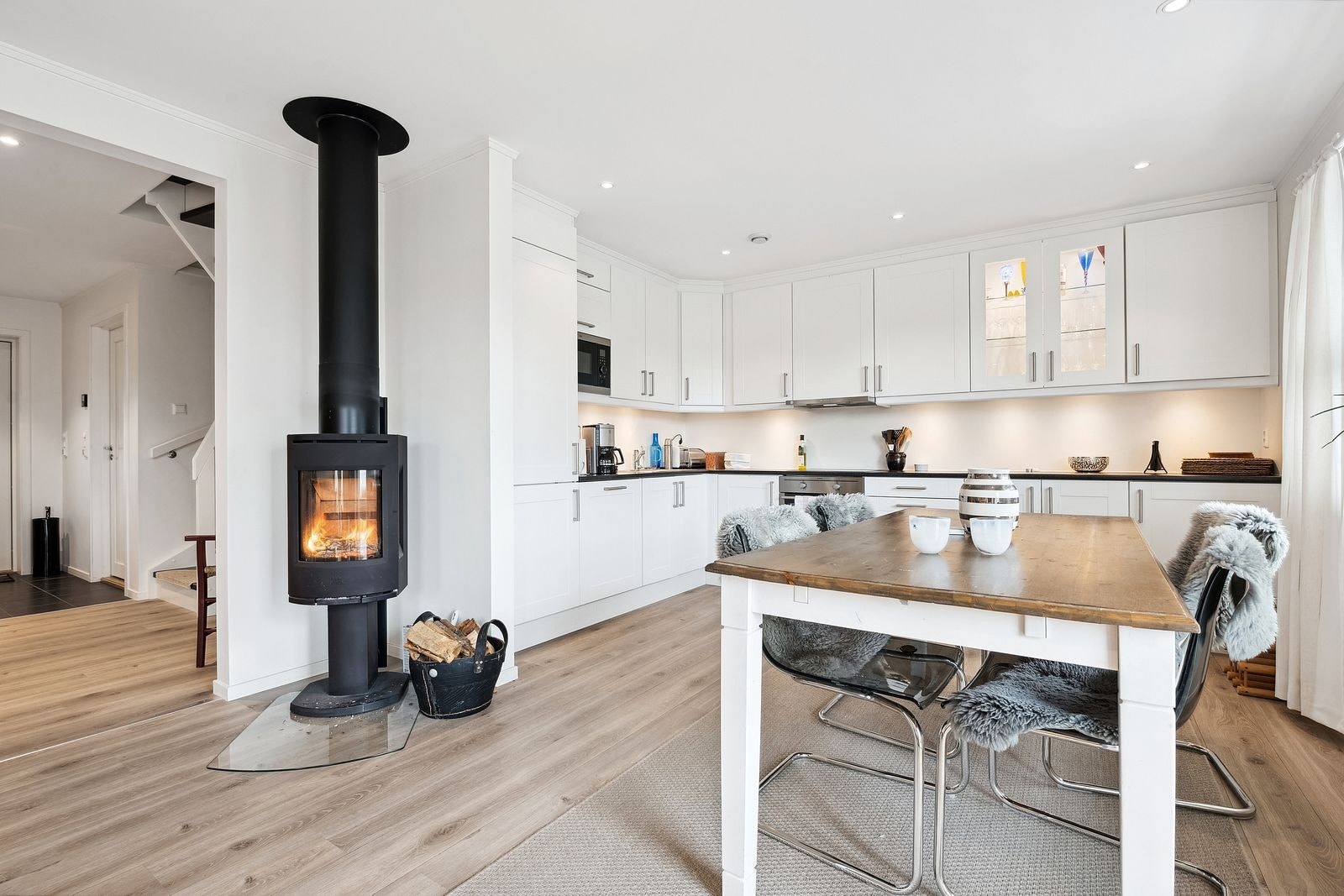 Kjøkken med integrerte hvitevarer Galleribilde