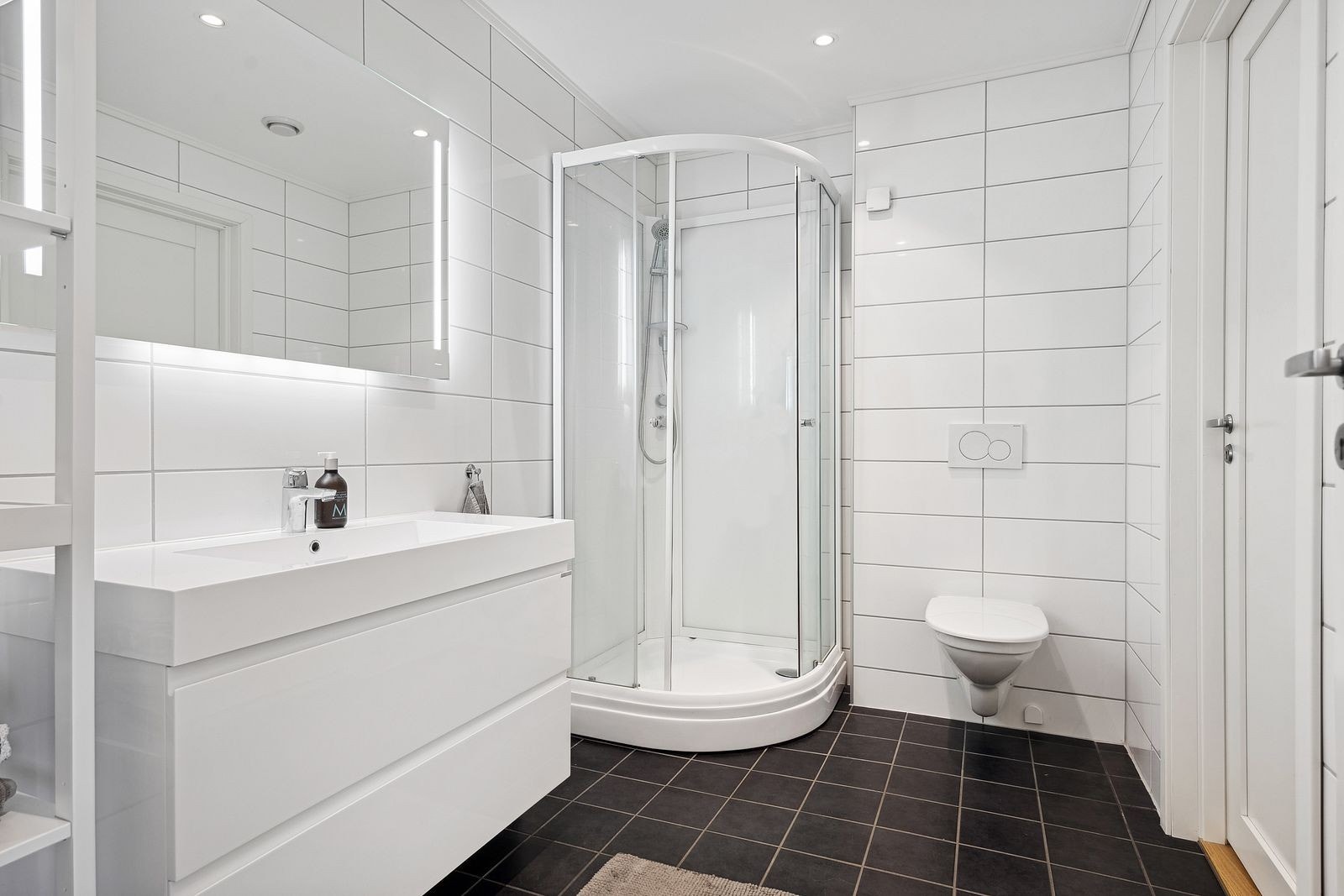 Bad med vaskerom inn dør til høyre Galleribilde