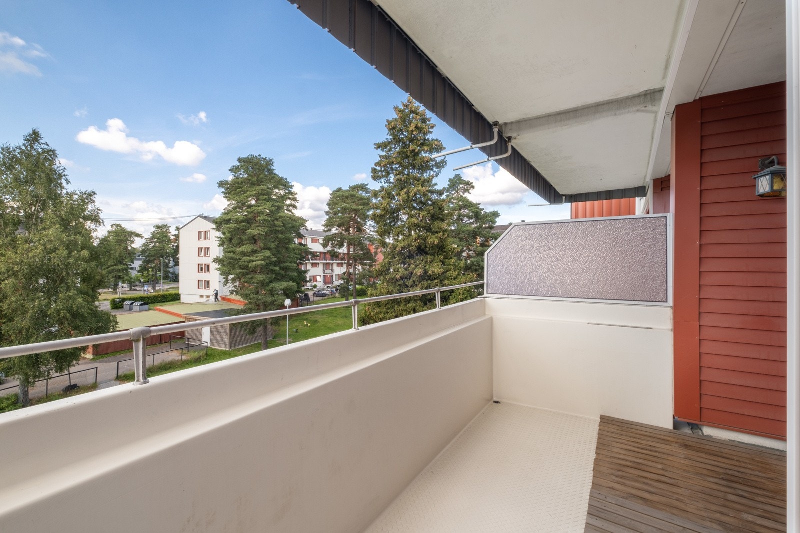 Fra stue er det adomst til en balkong på ca. 7 kvm. Balkongen vender mot frodige fellesområder. Galleribilde