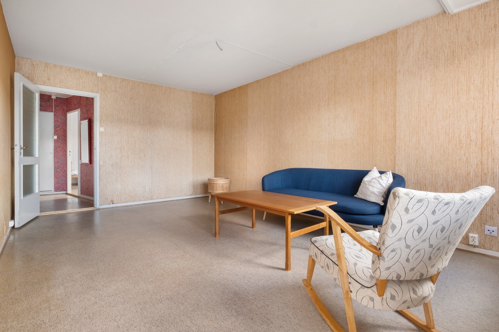 Romslig stue med god plass til både spisebord og sofagruppe. Galleribilde