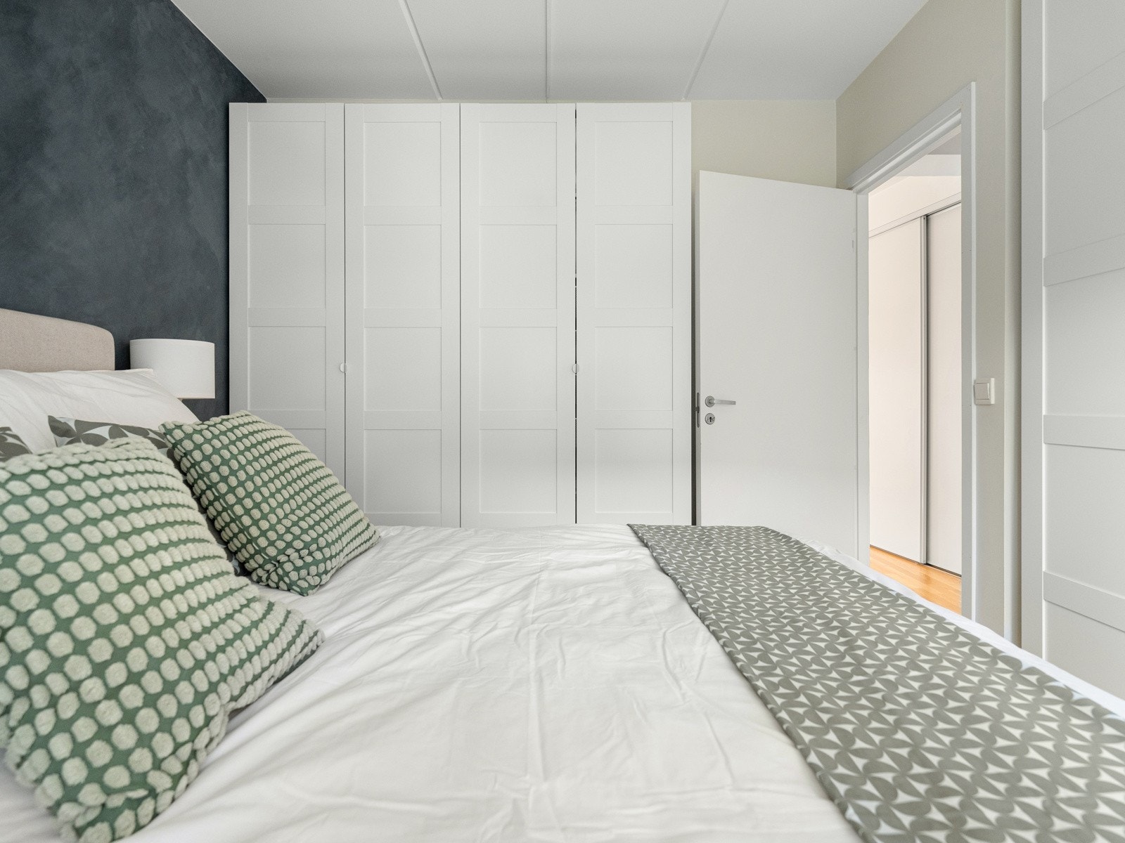 Det er plass til gode mengder garderobe, dersom du er av typen som har litt ting. Galleribilde