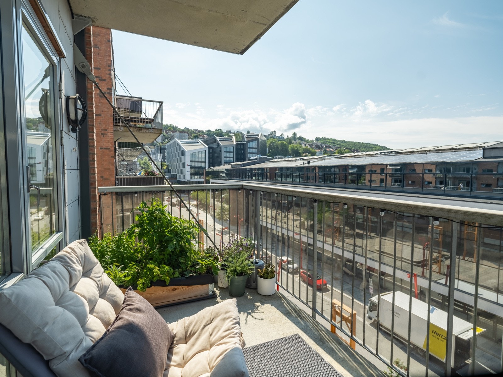 Balkongen er vestvendt og med svært gode solforhold gjennom sommerhalvåret. Solen kan nytes fra ca. 13-tiden og frem til kveldstid. Galleribilde