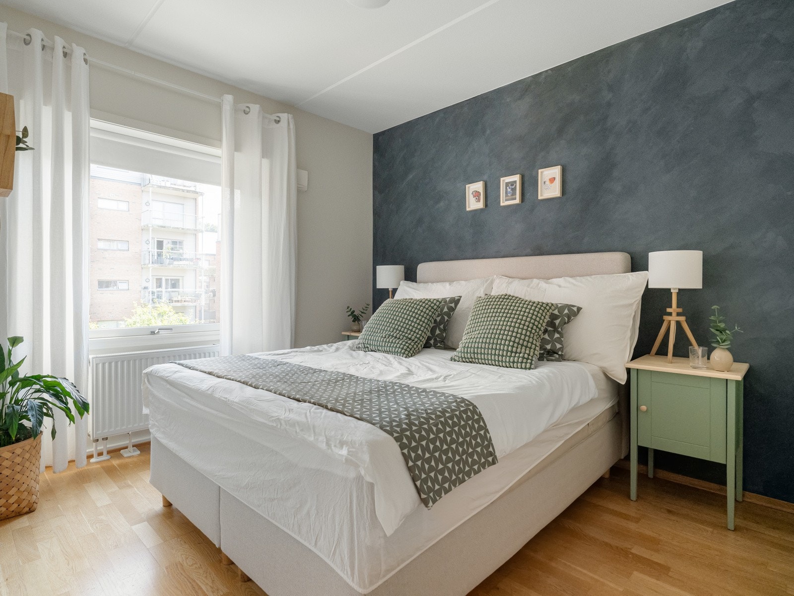 Vi begynner med det største av leilighetens to soverom, nemlig hovedsoverommet. Galleribilde