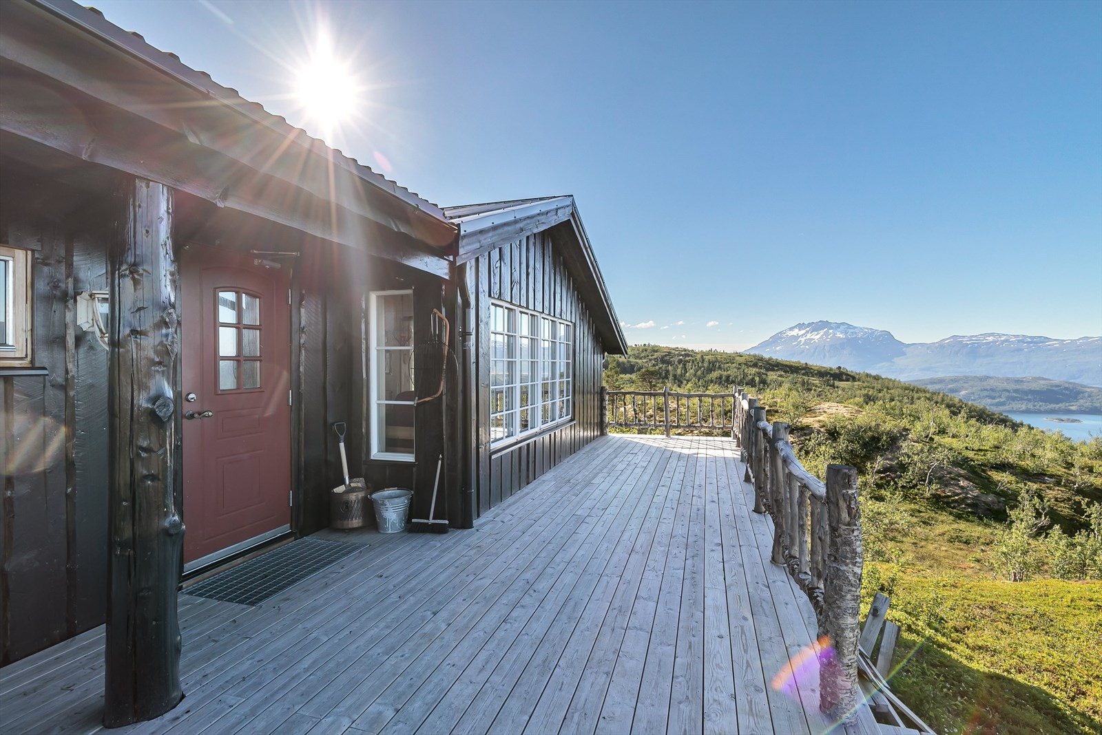 Stor terrasse ved inngangspartiet Galleribilde