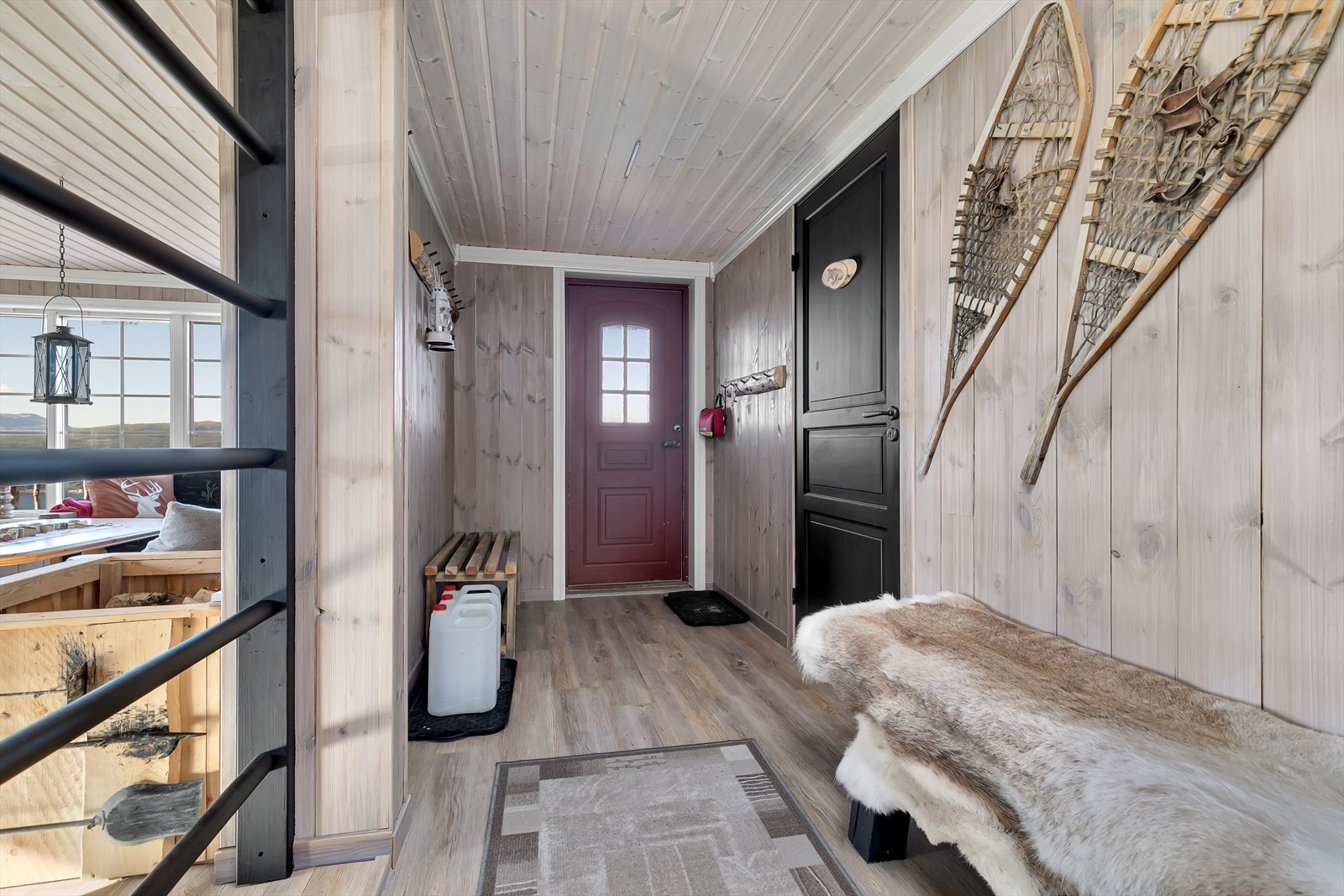 Inn kommer du i en romslig gang med god plass til å henge fra seg yttertøy Galleribilde