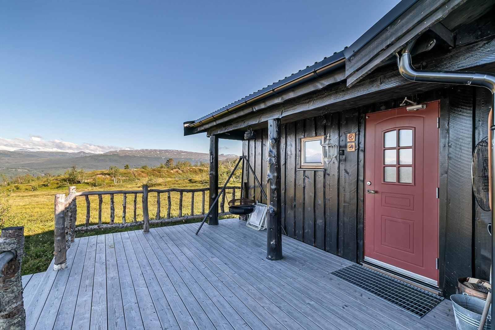 Stor terrasse ved inngangspartiet Galleribilde