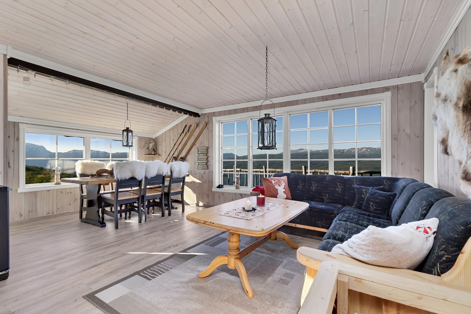 Stue med store vindusflater og god utsikt! Galleribilde