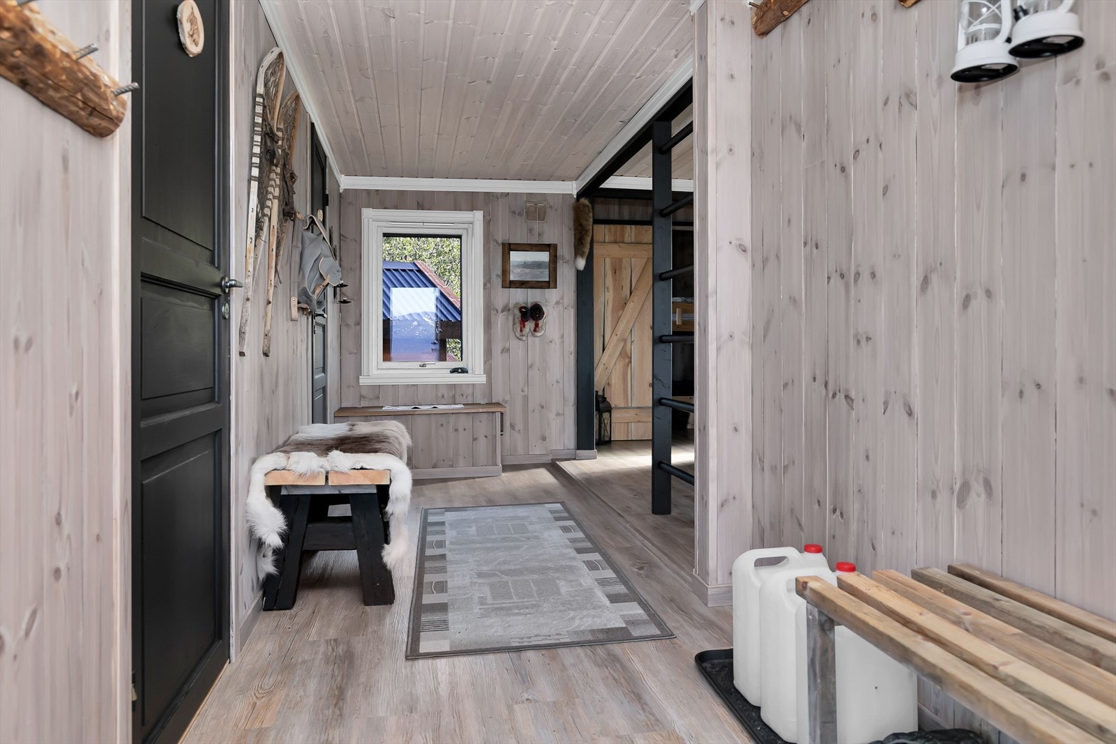 Yttergang sett mot kjøkken Galleribilde