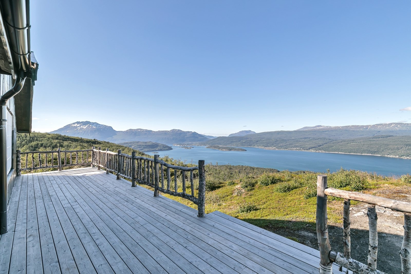 Praktfull utsikt fra eiendommen over Sagfjorden i Salangen Galleribilde