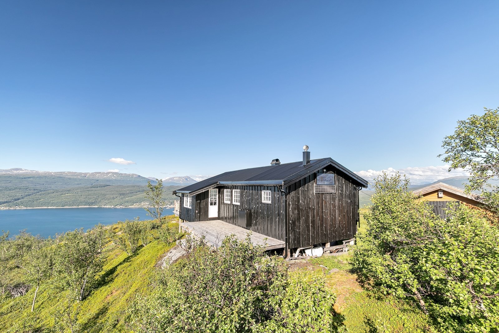 Terrasse på to sider av hytten Galleribilde