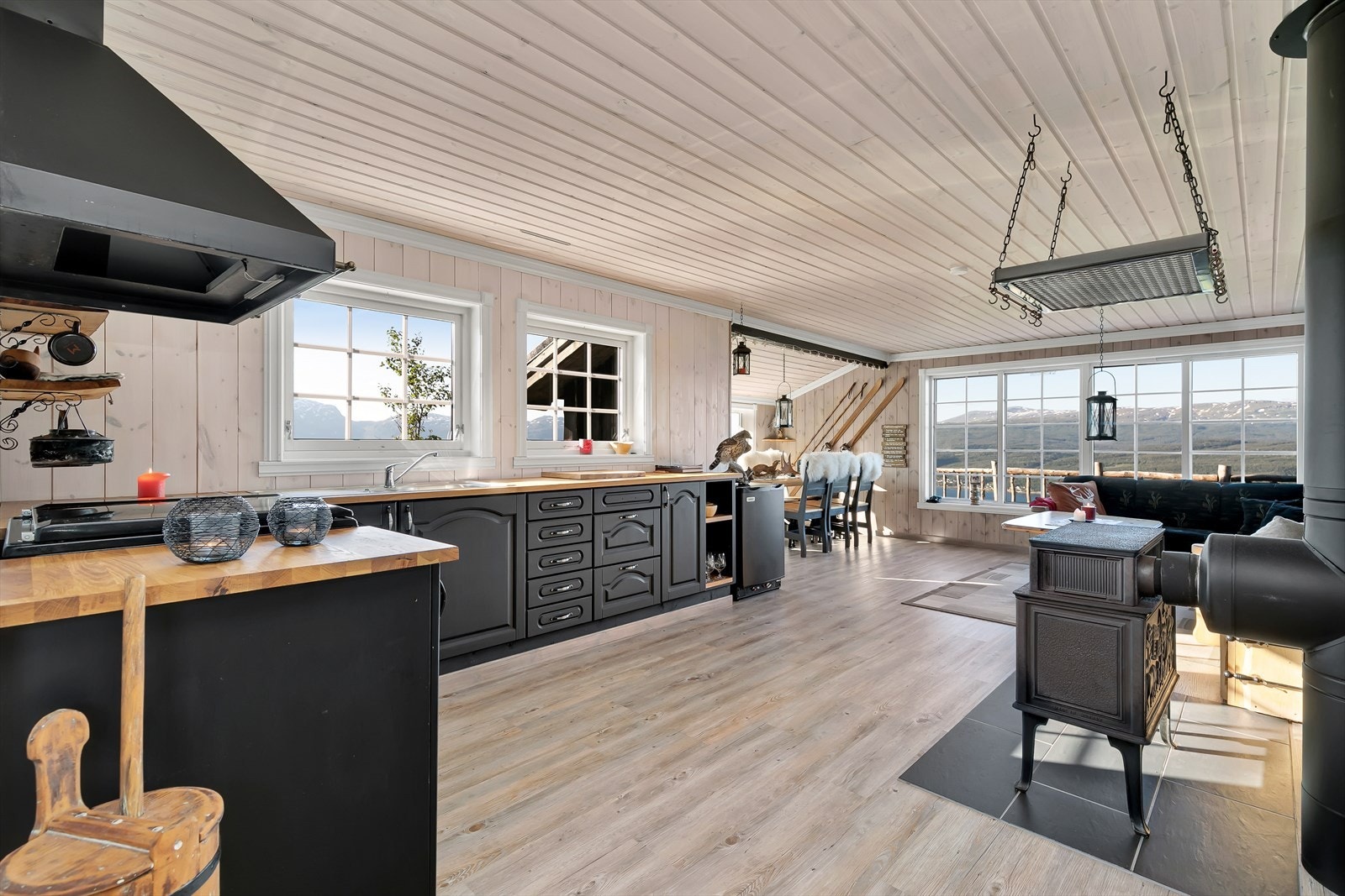 Kjøkkenet har en åpen løsning mot stuen Galleribilde