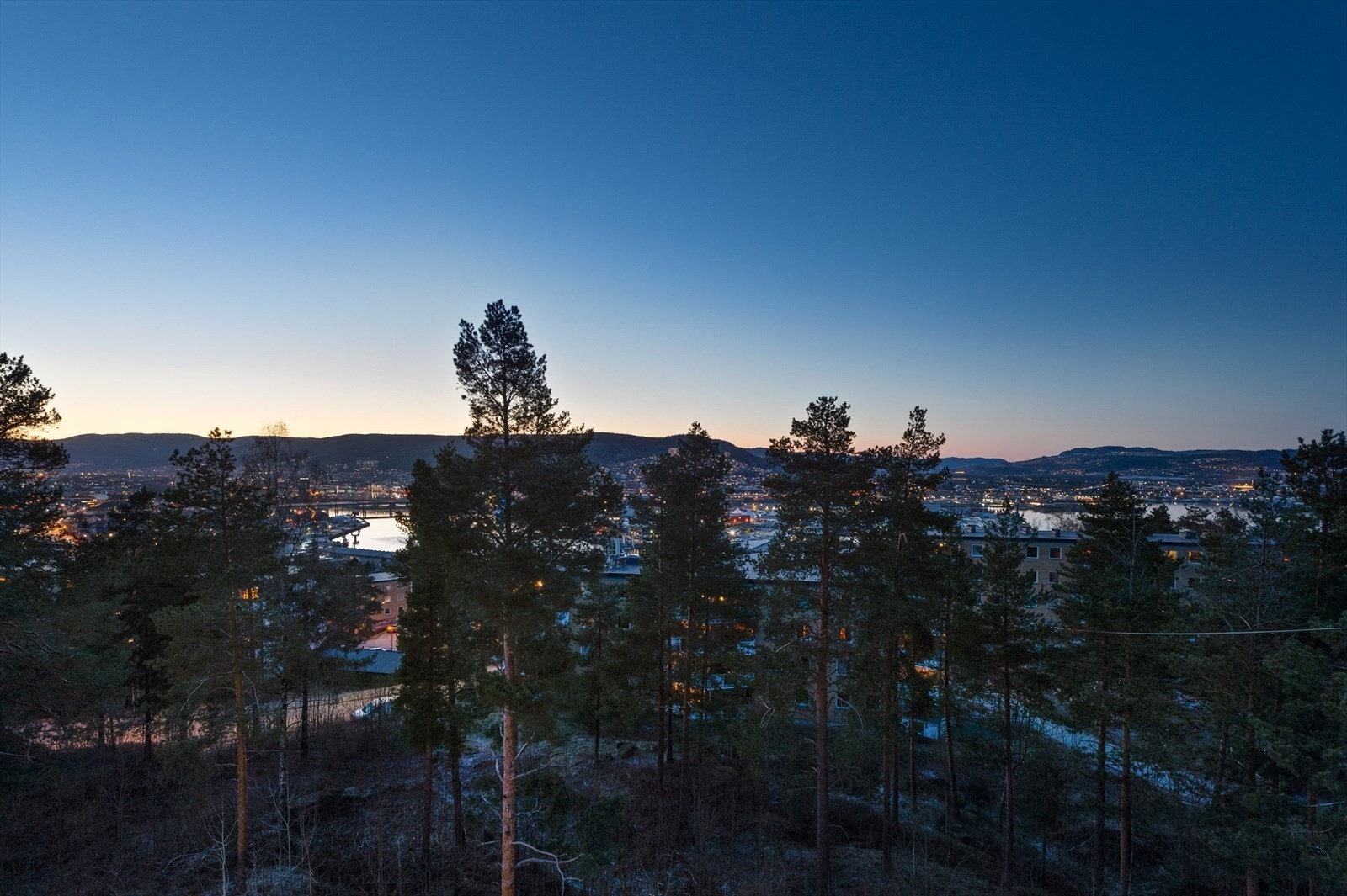 Utsikt fra stuen på kveldstid Galleribilde