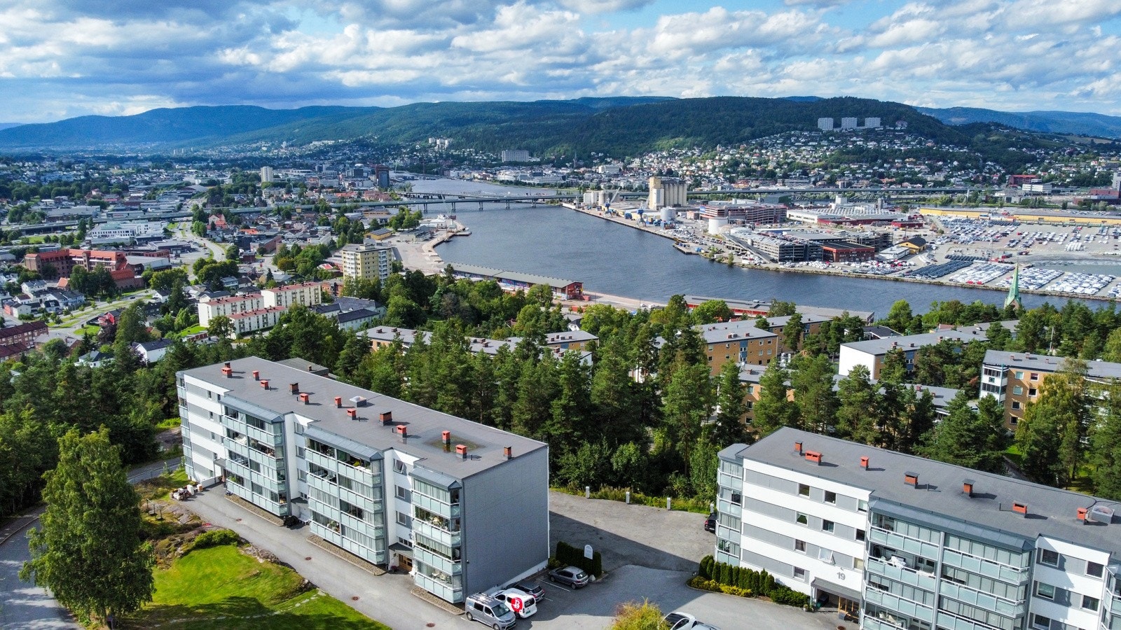Fra leiligheten er det kort vei til gode turmuligheter i Nordbykollen/marka med lysløype, kollektivmuligheter til Drammen sentrum, nærbutikker, samt frisørsalong rett ned i gaten. Gangavstand til barnehage. Galleribilde