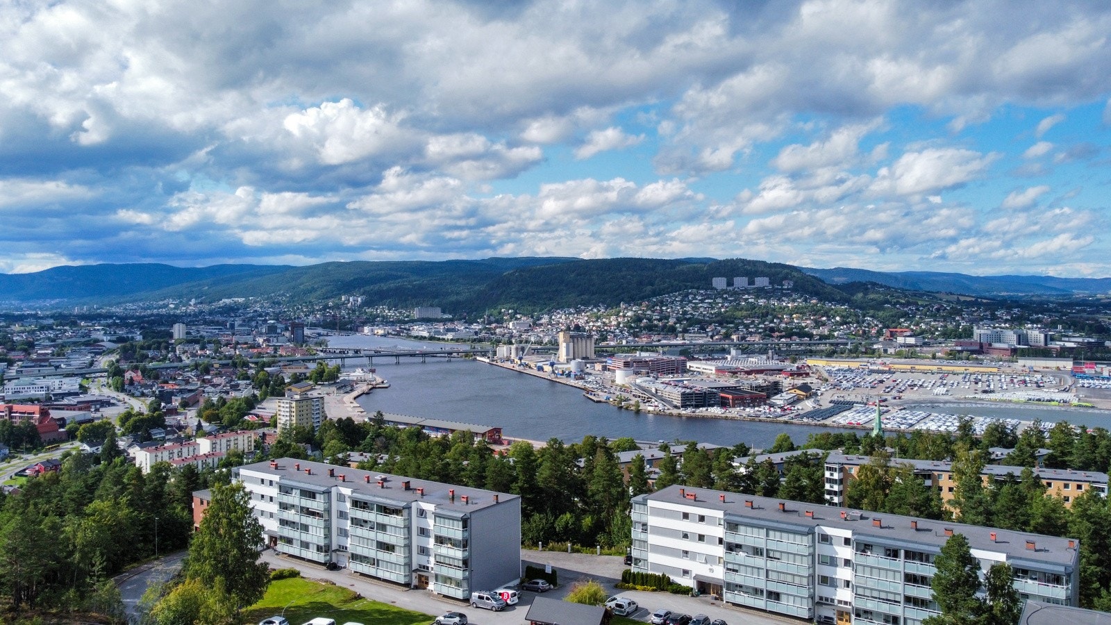God tilgang til offentlig kommunikasjon med bussholdeplass like i nærheten, retning Drammen Sentrum. Ca. 3 km til Drammen Stasjon med gode tog Galleribilde