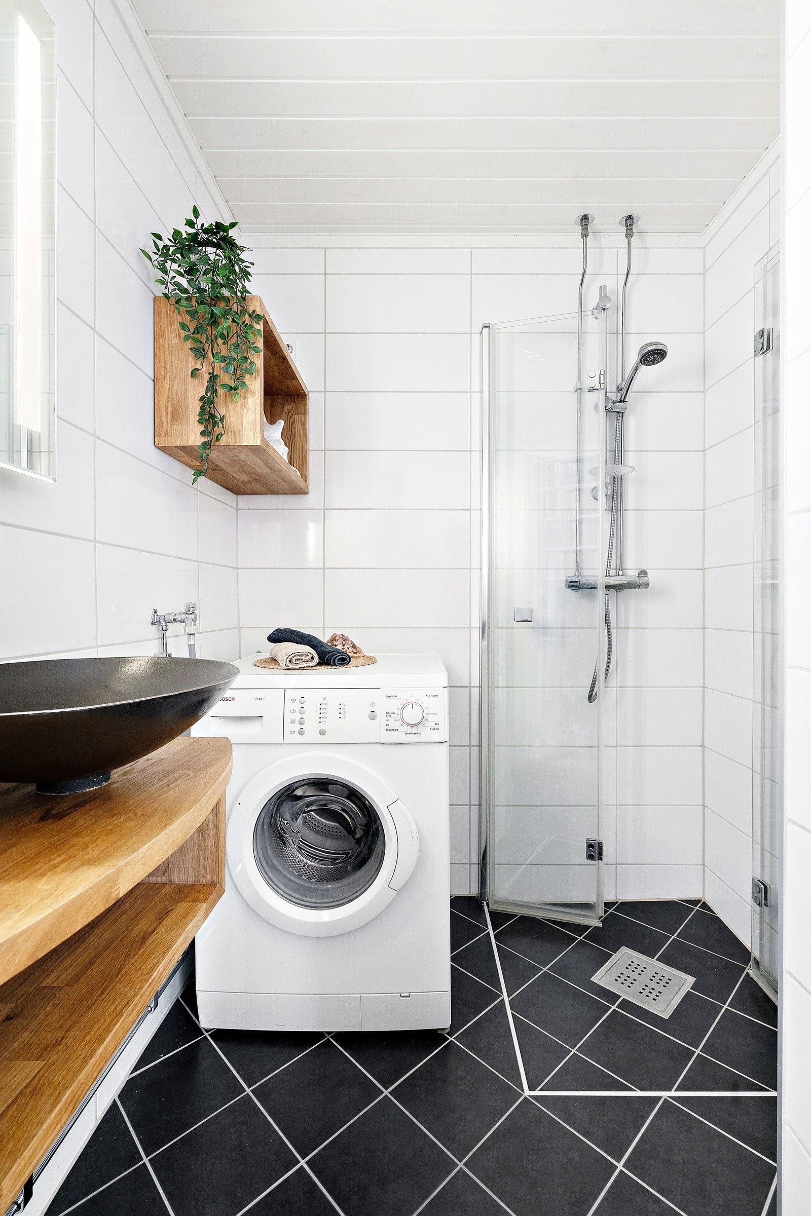 Nytt bad og nytt separat toalett ble oppgradert i 2018 i regi av borettslaget. Badet er flislagt med varmekabler i gulv. Badet har servant, speil med lys og stikkontakt på vegg, dusjhjørne og opplegg til vaskemaskin Galleribilde