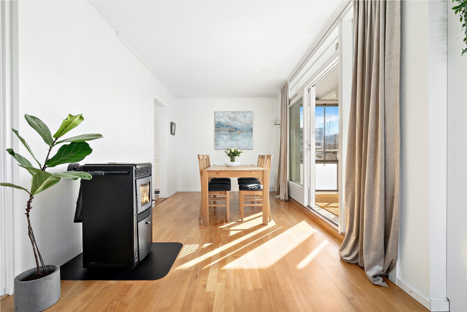 Sentralt i stuen er det montert en flott pelletsovn for ekstra varme og hygge på de kaldere dager Galleribilde