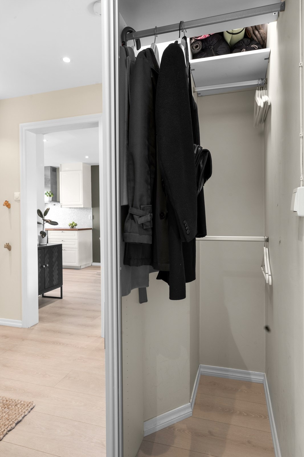 Tilknyttet gangen er det er kott som kan innredes som garderobe om ønskelig. Galleribilde