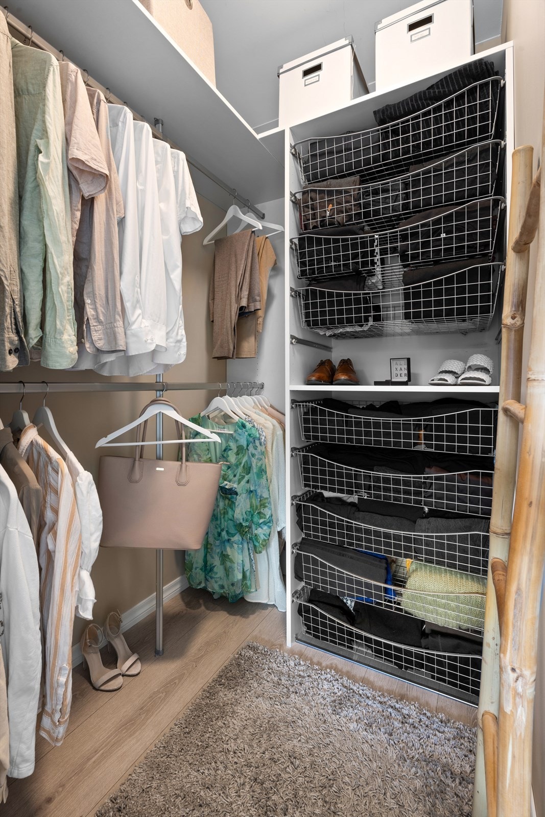 Walk-in closet. Galleribilde