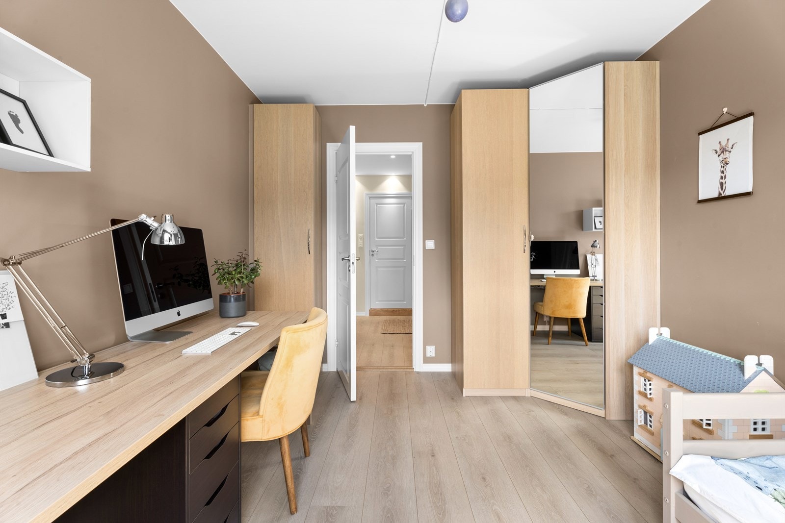 Soverom nr 2 har rikelig med oppbevaringsplass, plass til seng og hjemmekontoret. Galleribilde