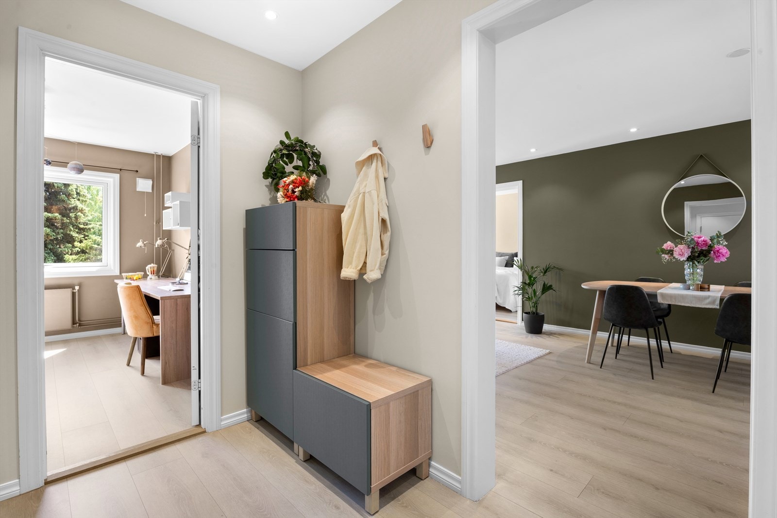 Her er det god plass til å henge fra seg yttertøyet i garderobe og innvendig kott. Galleribilde
