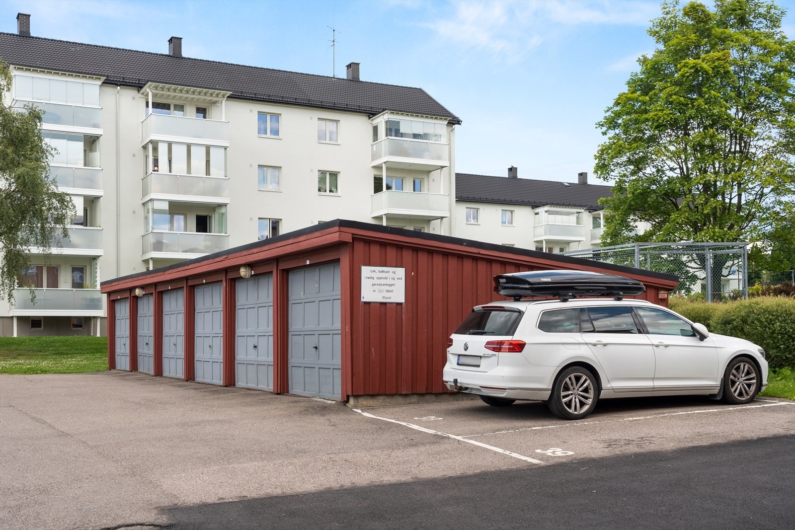 Veletablert og familievennlig boligområde. Kan leie garasje eller ute-parkering i borettslaget. Flere plasser med lader til elbil. Galleribilde