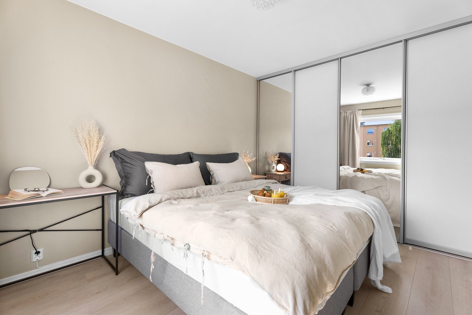 Soverommet har et stort garderobeskap med skyvedører og inngang til walk-in closet. Galleribilde