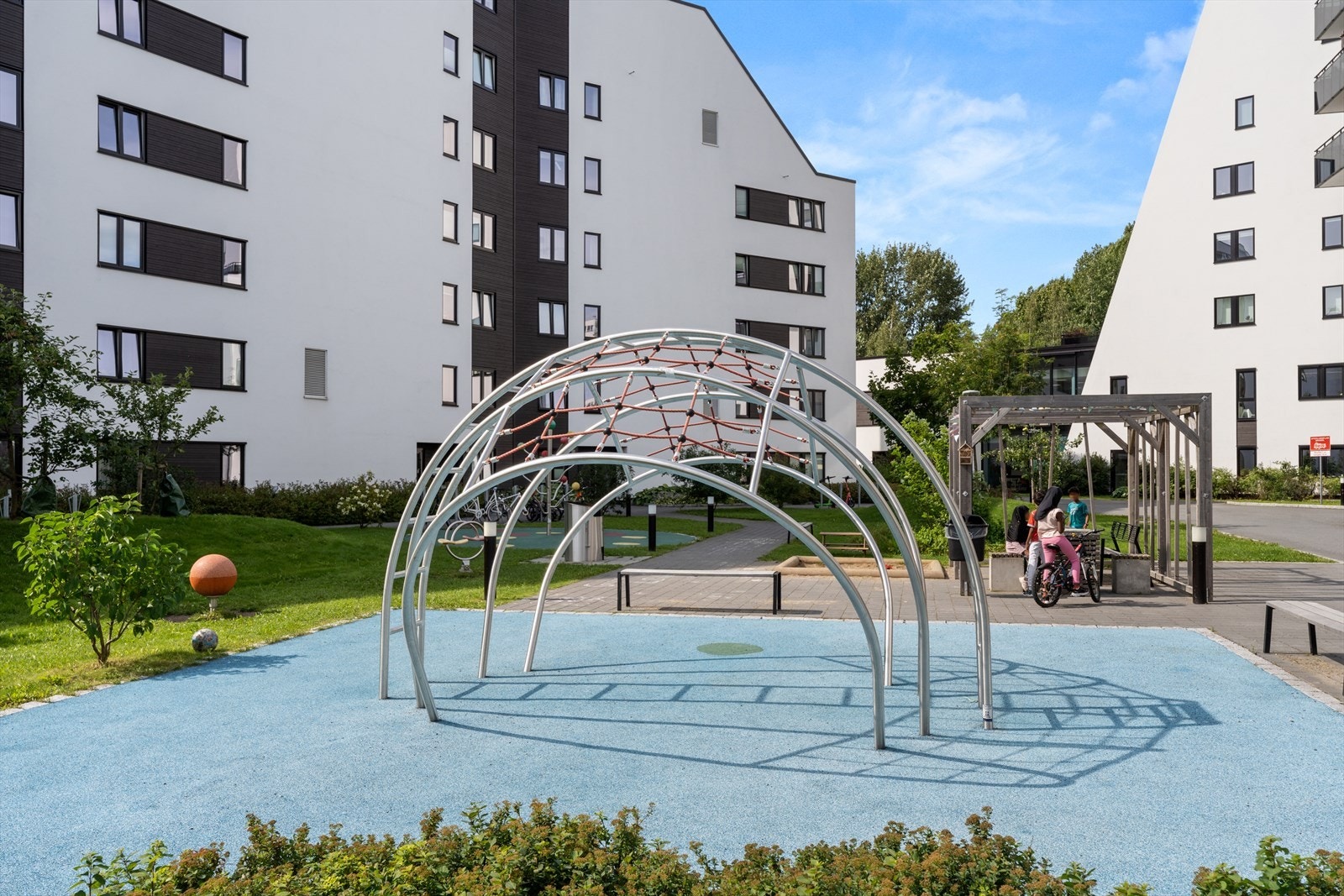 Områdene rundt boligen er barnevennlig og rolige. Galleribilde