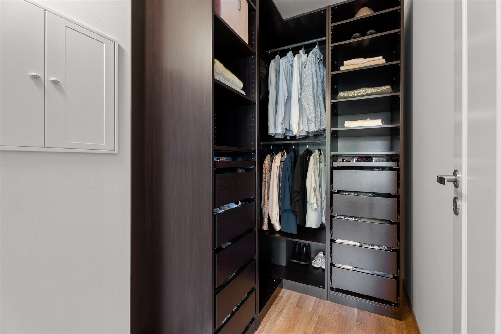 Fra hovedsoverommet har man tilgang på en bod som man kan benytte som walk-in-closet. Galleribilde