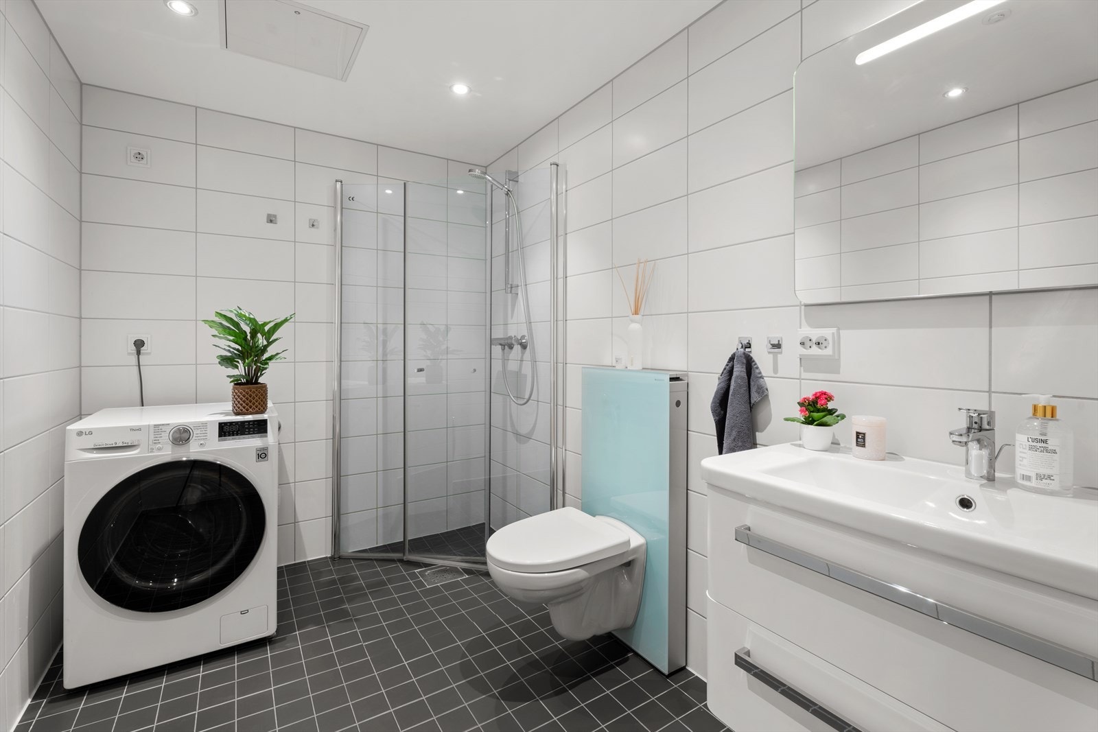 Badet er fra 2018 og er pent flislagt med varmekabler i gulvet. Galleribilde