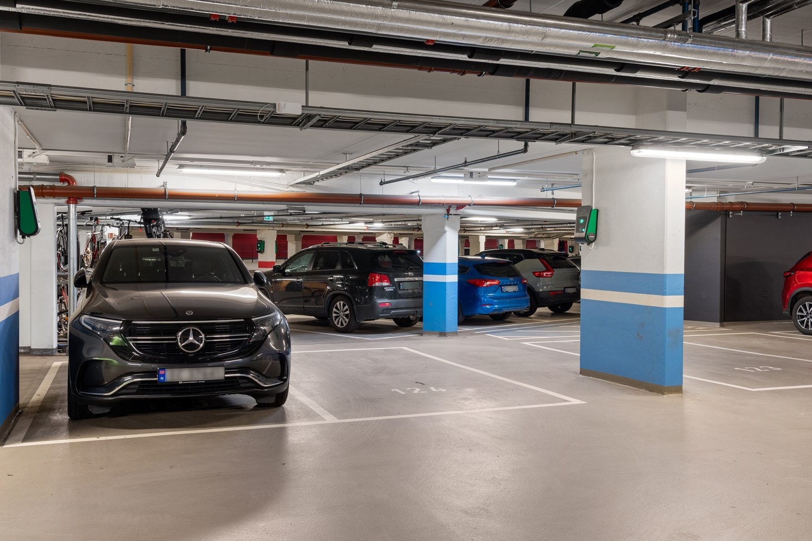 Enkel adkomst til leilighet og garasjeplass med heis. Galleribilde