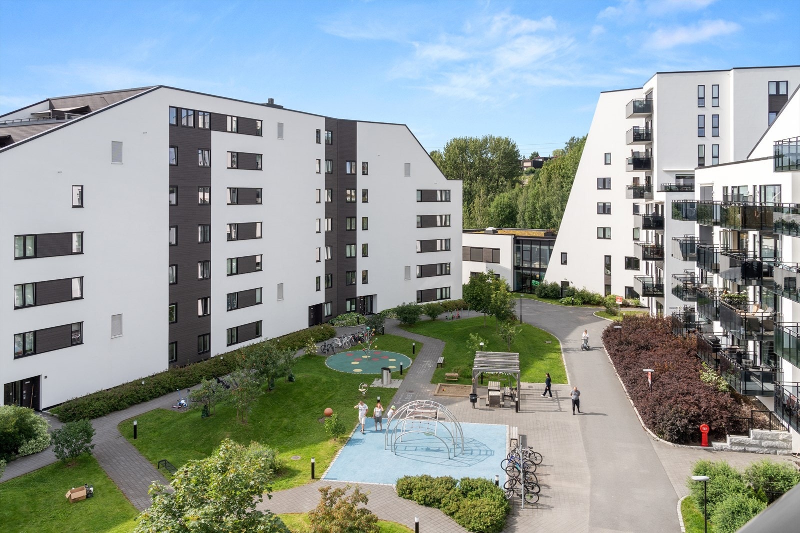 Balkongen vender mot rolige og barnevennlige omgivelser. Galleribilde