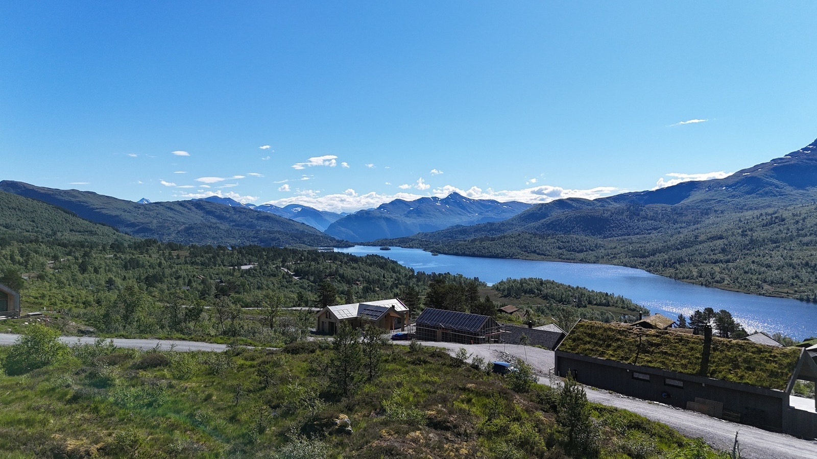 Området har nydelig utsikt mot både Nysætervatnet og fjellene rundt. Galleribilde