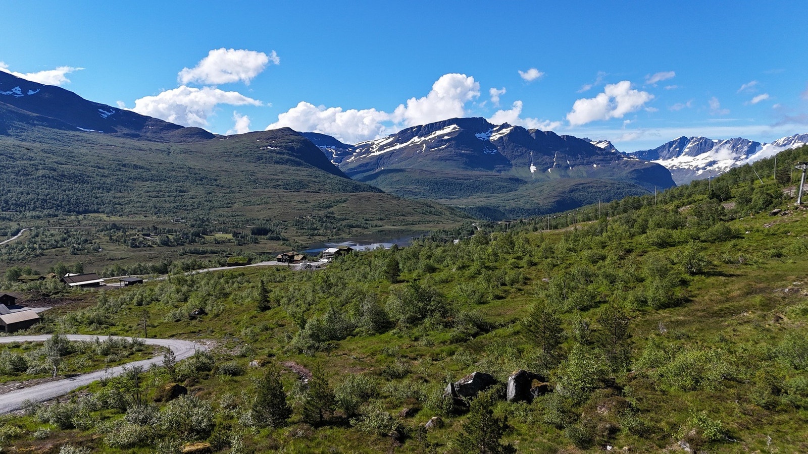 Nydelige omgivelser i hjertet av Sunnmørsalpane. Galleribilde