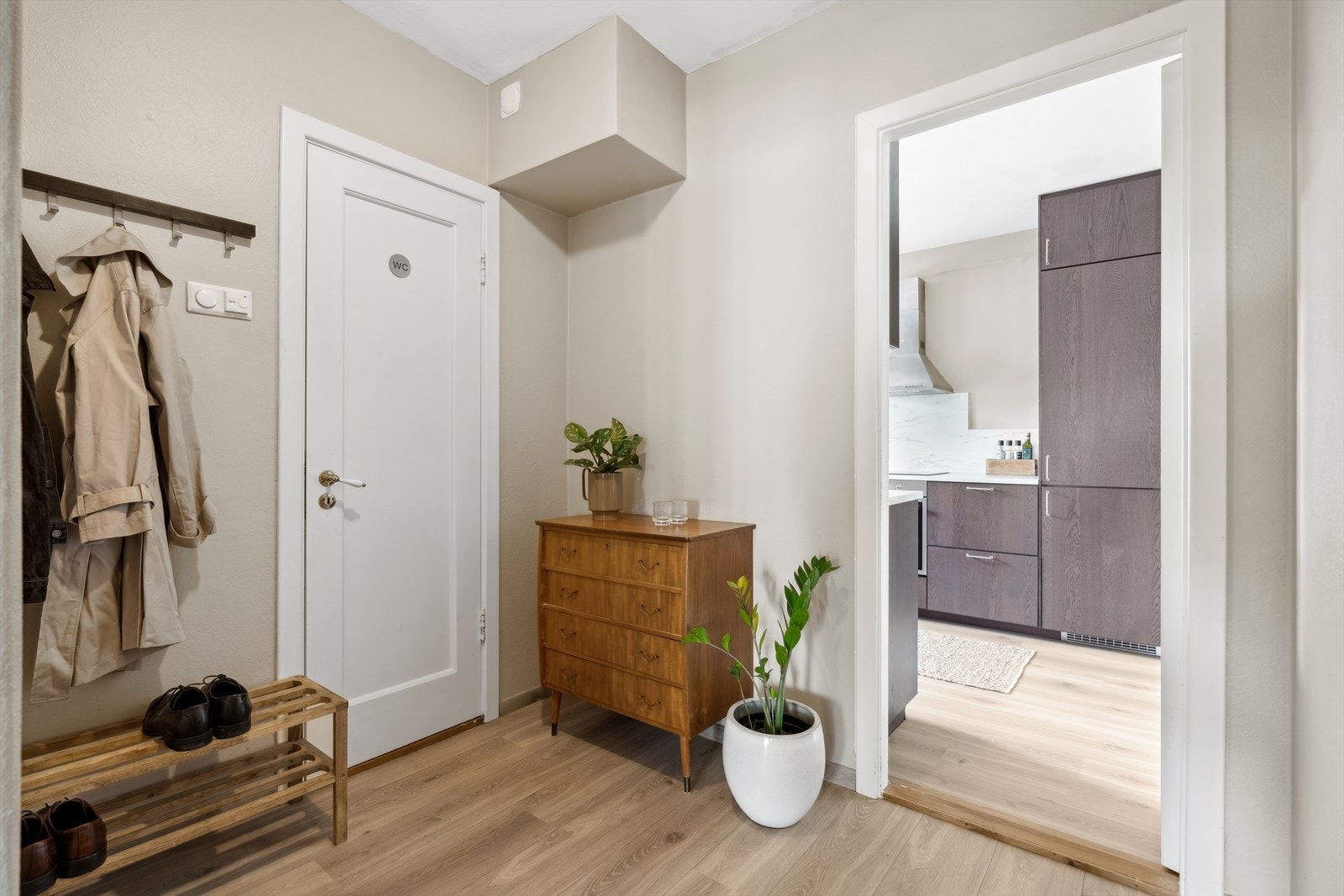 Trivelig gang med plass til oppbevaring, samt oppheng av yttertøy og sko. Galleribilde