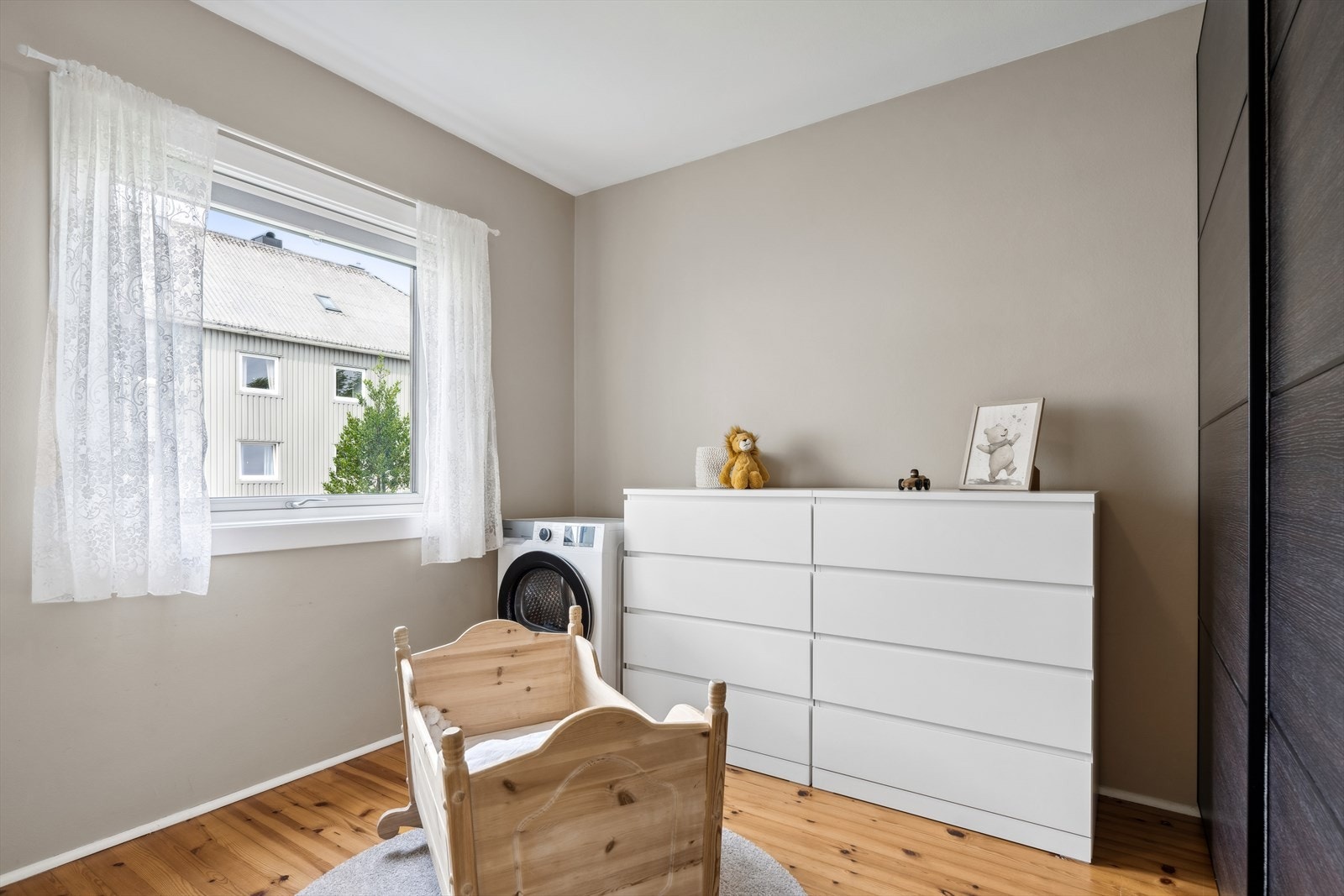 Soverom II - På soverommet er det god plass til både seng og garderobeløsning. Galleribilde