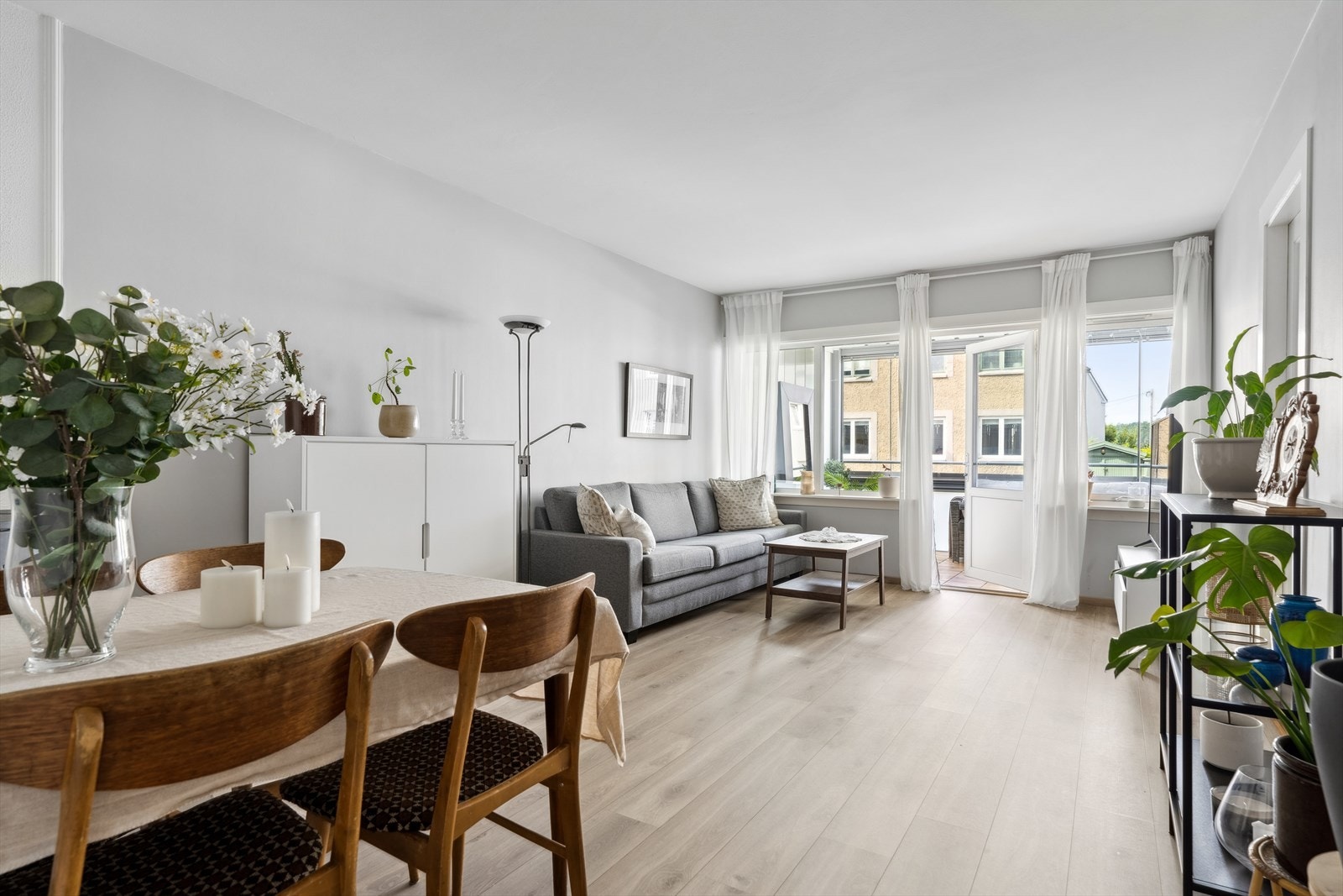 I stuen har man god plass til sofagruppe med tilhørende møblement, samt store vindusflater som gir rikelig med lys. Galleribilde