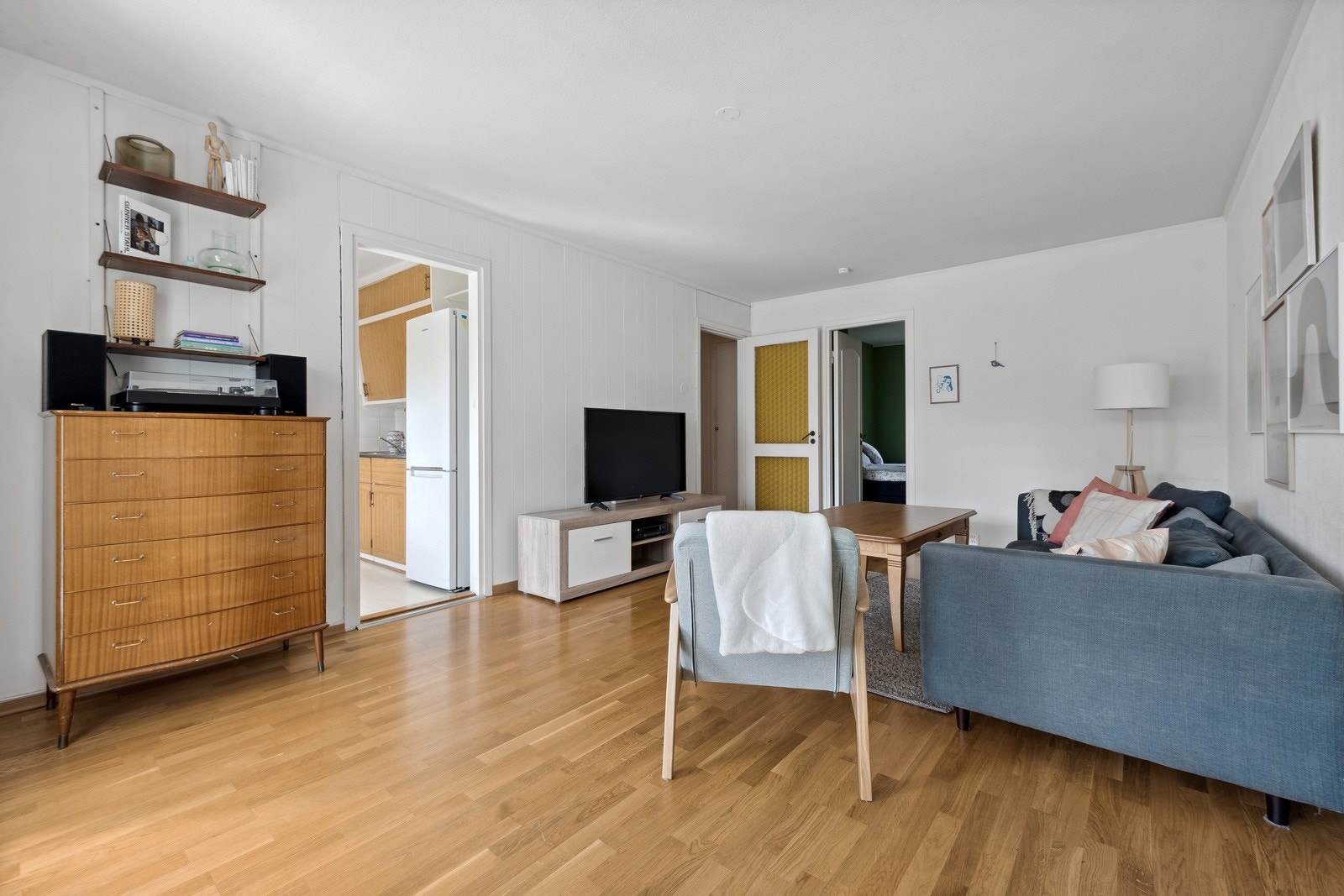 Det er plass til sittegruppe og spisebord. Pipeløp i stuen. Galleribilde