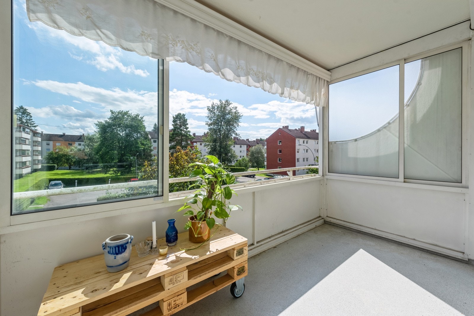 innglasset balkong på 7m² med epoxygulv, belysning, strømuttak og terrassevarmer. Galleribilde