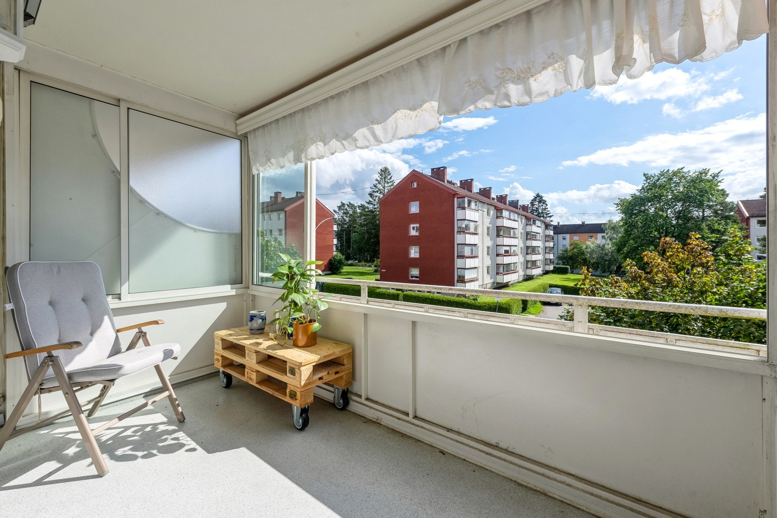 Sydvendt innglasset balkong. Galleribilde