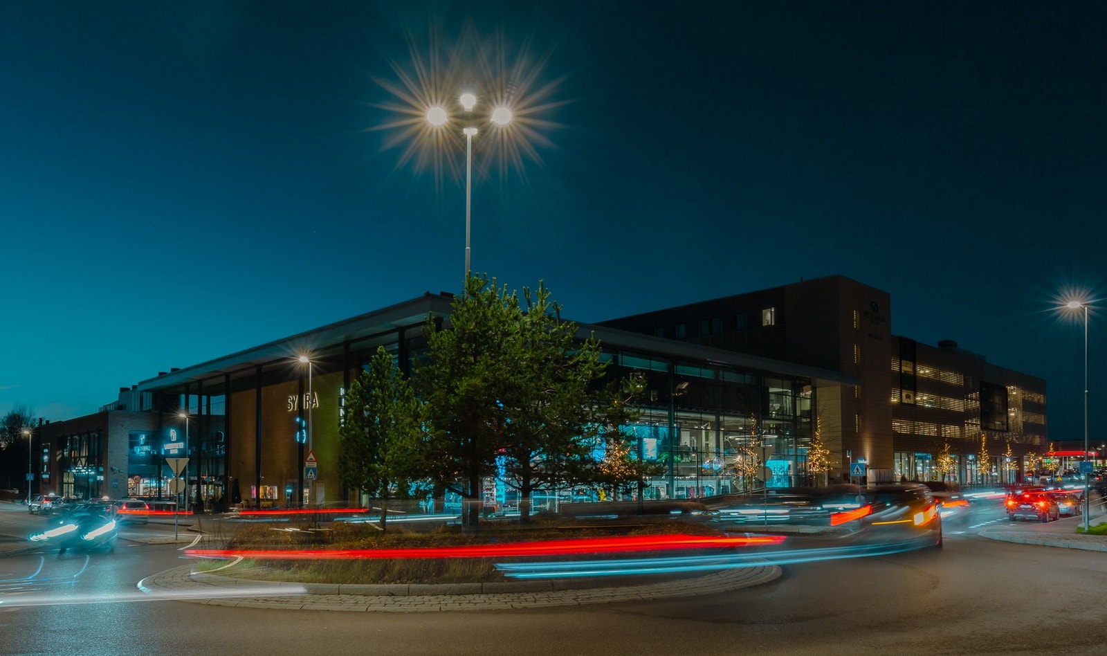 Lambertseter senter har det meste av det man trenger samt flere hyggelige kafeer og Symra kino. Galleribilde