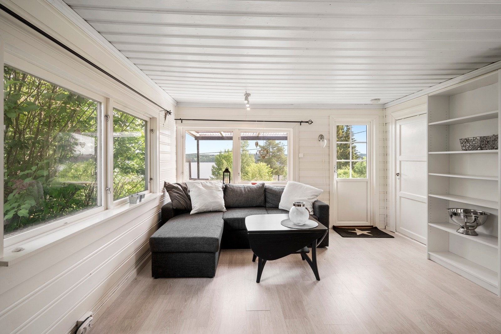 Stue med gode vindusflater Galleribilde