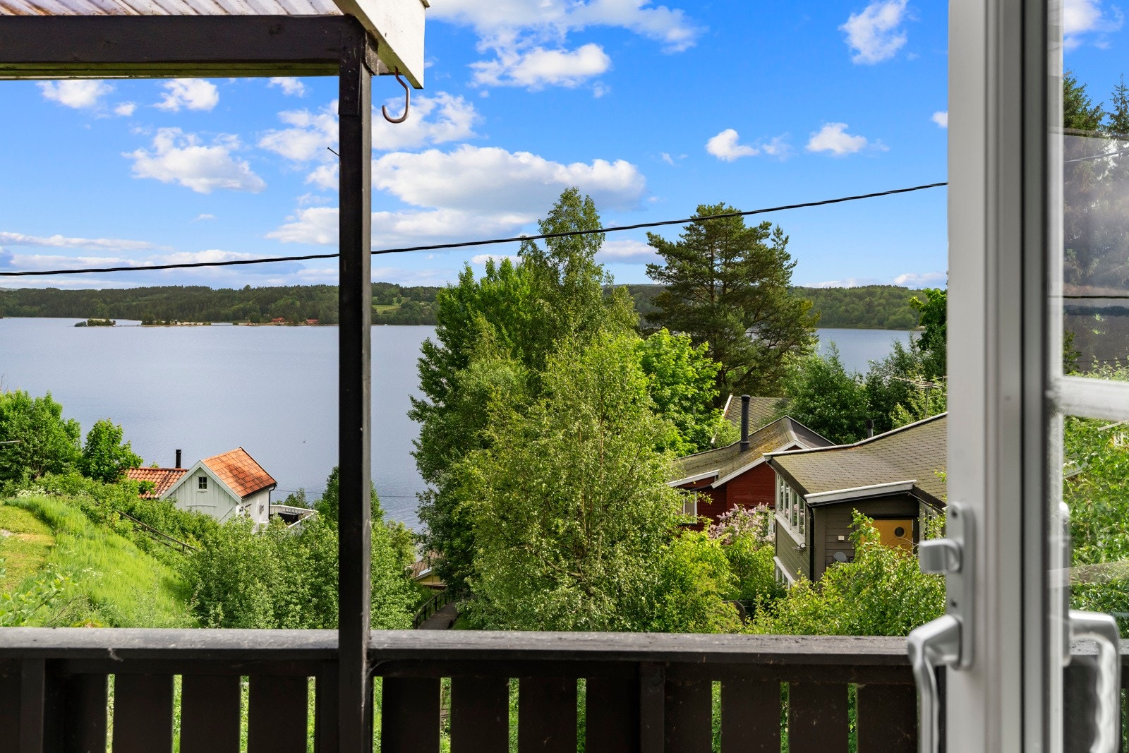 Utsikt til vannet fra hytta Galleribilde