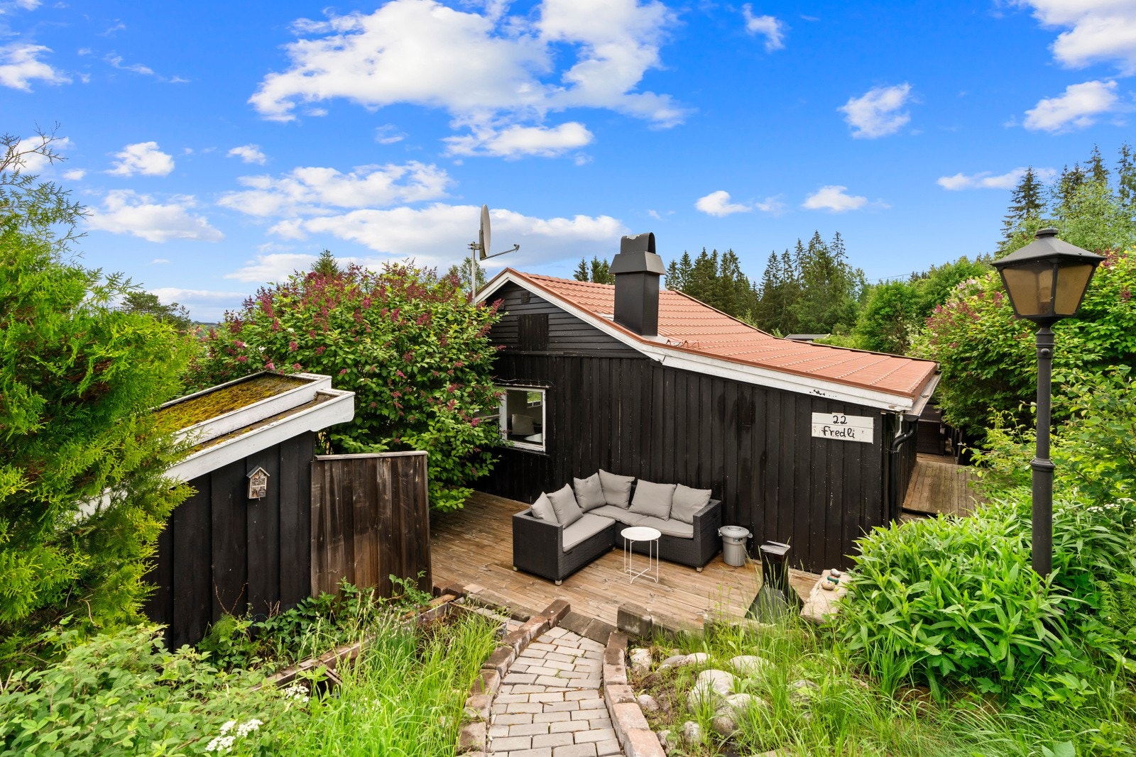 Koselig hytte ved Øyeren, kort gangavstand til båt- og badeplass Galleribilde