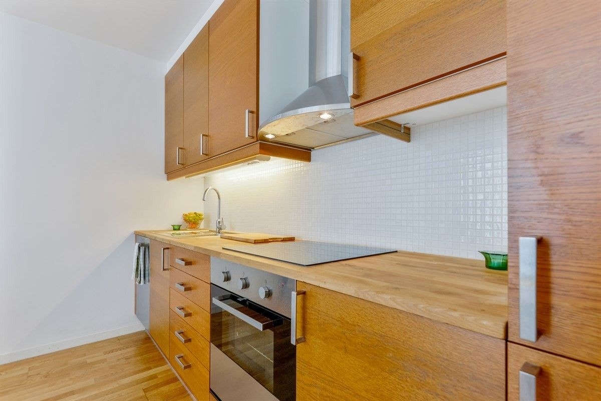 Kjøkken med alle hvitevarer Galleribilde