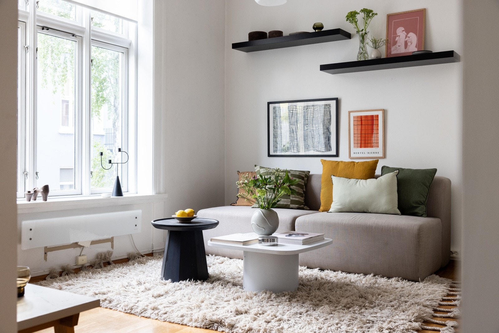 Lys og trivelig stue med plass til sofagruppe, sofabord og underholdningsavdeling. Galleribilde